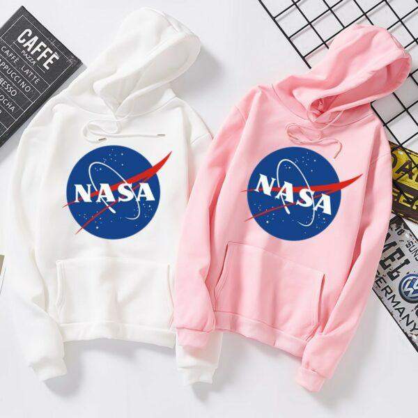 Дамски суичър NASA https://satmoda.com/products/дамски-суичър-nasa Ефектен дамски суичър с качулка с връзкиМатерията на блузата е изключително мека и приятна. Осигурява максимален комфорт и топлина през зимните дни100% Памук
