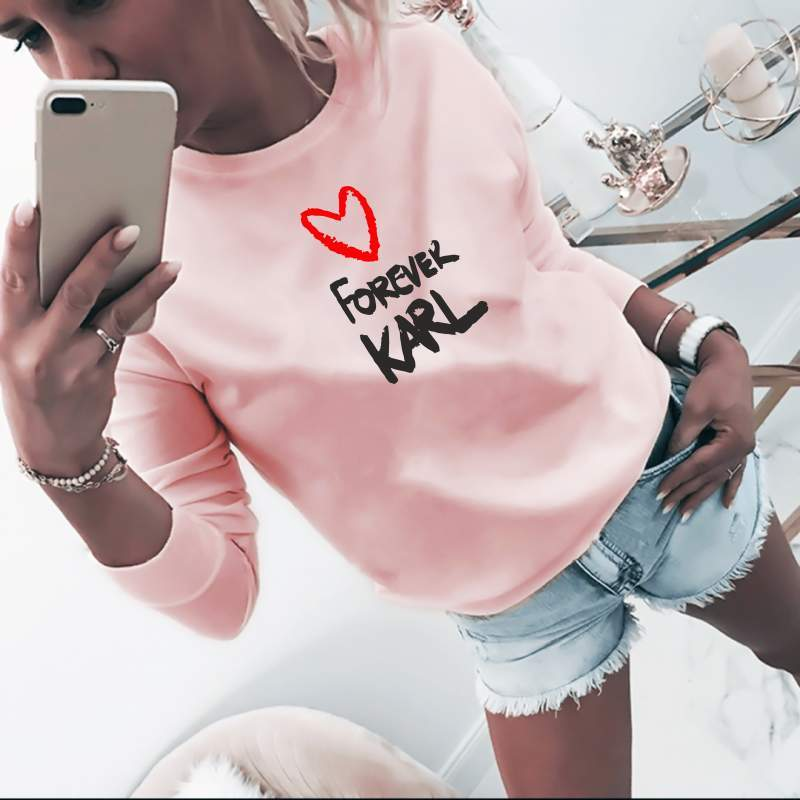 Дамска блуза Karl Forever https://satmoda.com/products/дамска-блуза-karl-forever Модерна дамска блуза с надписБлуза с обло деколте и свободна кройка. Материята на блузата е изключително мека и приятна. Осигурява максимален комфорт и топлина през зимните дни.100% памук