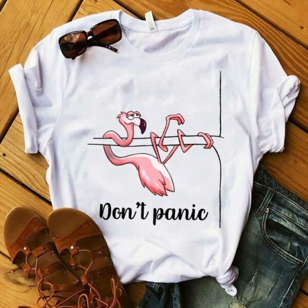 Дамска тениска Panic Flamingo https://satmoda.com/products/дамска-тениска-panic-flamingo-лято-2022 Дамска Тениска с обло деколте и свободна кройка. Материята на тениската е изключително мека и осигурява максимален комфорт през летните дни. Материя: 100% памук