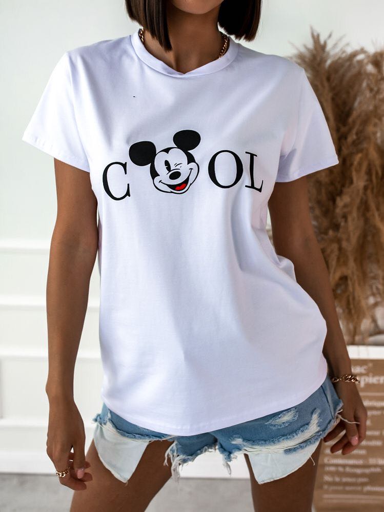 Дамска тениска Mickey Cool https://satmoda.com/products/дамска-тениска-mickey-cool-лято-2022 Дамска Тениска с обло деколте и свободна кройка. Материята на тениската е изключително мека и осигурява максимален комфорт. Тениската е изработена от 100% памук