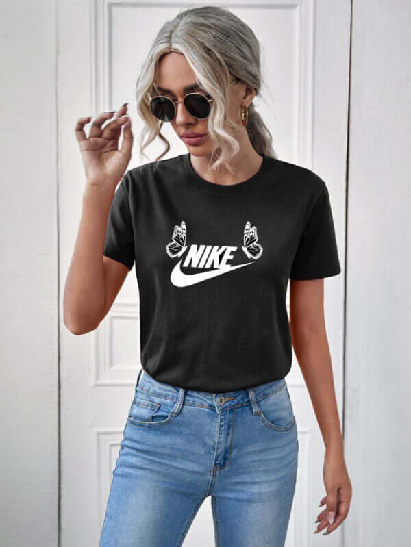 Дамска тениска Nike Butterfly https://satmoda.com/products/дамска-тениска-nike-butterfly-лято-2022 Дамска Тениска с обло деколте и свободна кройка.Материята на тениската е изключително мека и осигурява максимален комфорт през летните дни.Тениската е 100% памук,