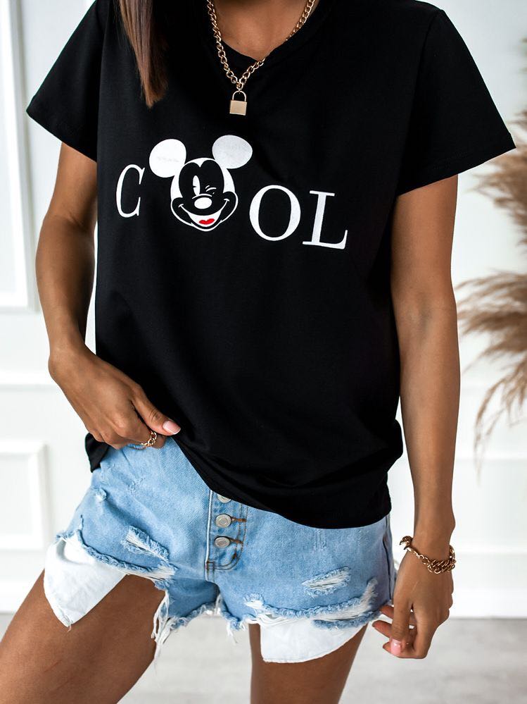 Дамска тениска Mickey Cool https://satmoda.com/products/дамска-тениска-mickey-cool-лято-2022 Дамска Тениска с обло деколте и свободна кройка. Материята на тениската е изключително мека и осигурява максимален комфорт. Тениската е изработена от 100% памук