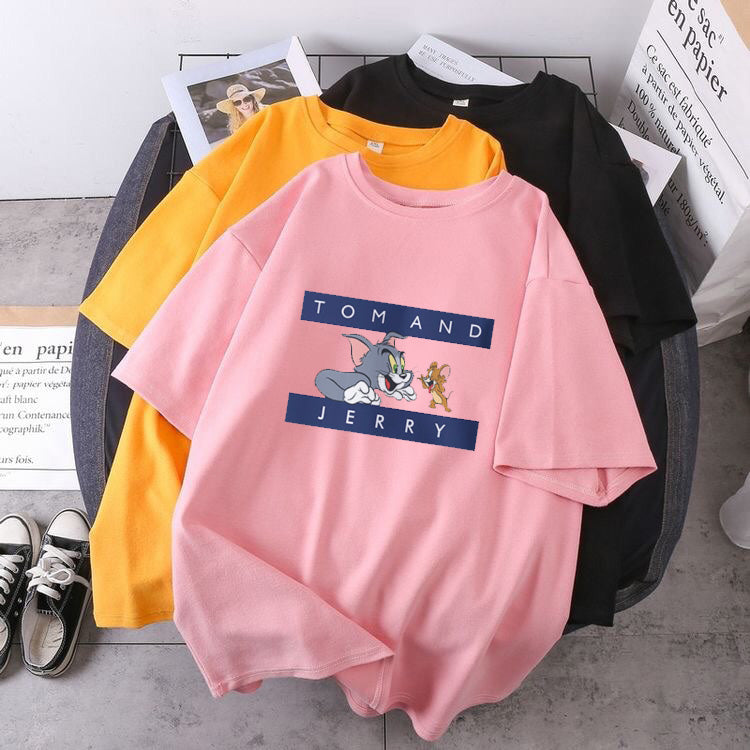 Дамска тениска Tom and Jerry Hilfiger https://satmoda.com/products/дамска-тениска-tom-and-jerry-hilfiger Ефектна дамска тениска с обло деколте и свободна кройка.Осигурява максимален комфорт през летните дни.Материя: 100% памук.Препоръчителна температура за пране 30°