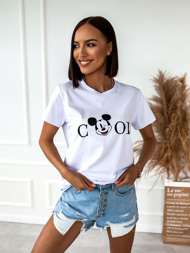 Дамска тениска Mickey Cool https://satmoda.com/products/дамска-тениска-mickey-cool-лято-2022 Дамска Тениска с обло деколте и свободна кройка. Материята на тениската е изключително мека и осигурява максимален комфорт. Тениската е изработена от 100% памук