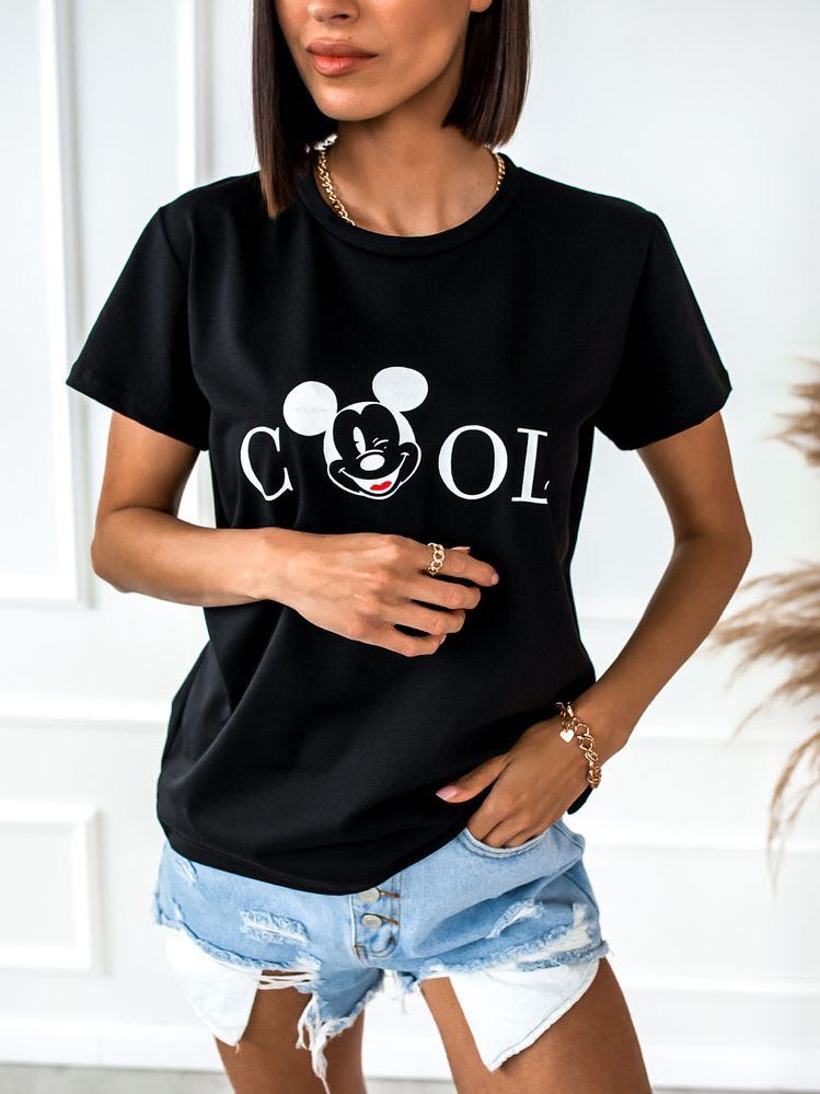 Дамска тениска Mickey Cool https://satmoda.com/products/дамска-тениска-mickey-cool-лято-2022 Дамска Тениска с обло деколте и свободна кройка. Материята на тениската е изключително мека и осигурява максимален комфорт. Тениската е изработена от 100% памук