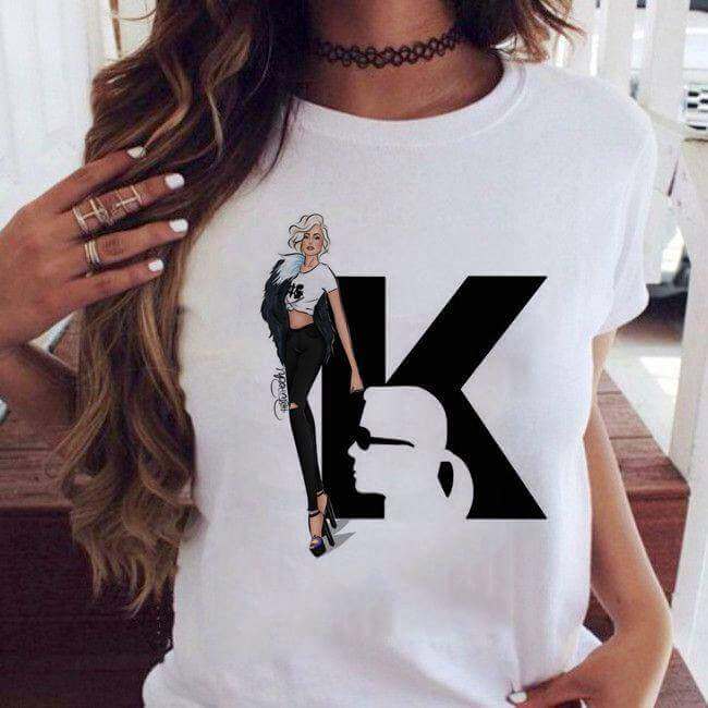 Дамска тениска Karl Fashion https://satmoda.com/products/дамска-тениска-karl-fashion Дамска Тениска с обло деколте и свободна кройка. Материята на тениската е изключително мека и осигурява максимален комфорт през летните дни. Съчетава се добре с елегантно, спортно-елегантно и ежедневно облекло.Тениската е изработена от 100% памукПрепоръчителна температура за пране 30