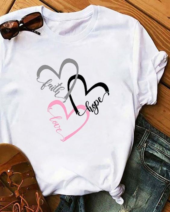 Дамска тениска Love Hope Faith https://satmoda.com/products/дамска-тениска-love-hope-faith-лято-2022 Дамска тениска с обло деколте и свободна кройка. Тениската е изключително мека и осигурява максимален комфорт през летните дни.Тениската е изработена 100% памук