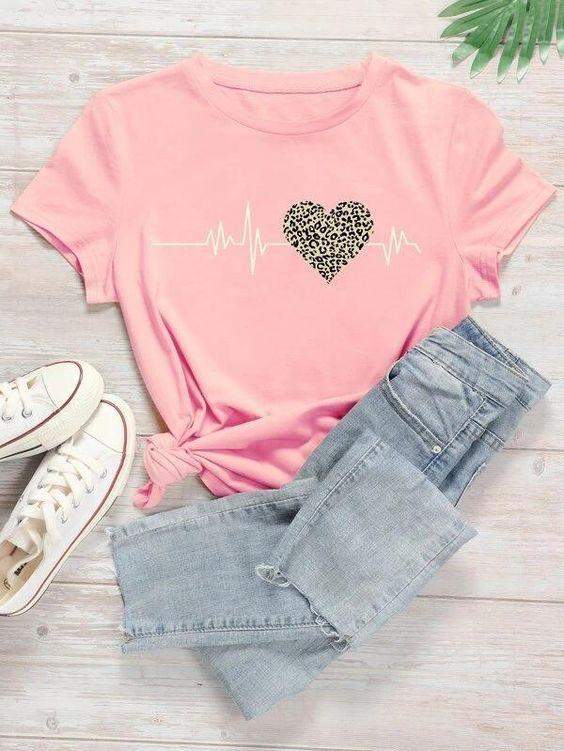 Дамска тениска Heart beating https://satmoda.com/products/дамска-тениска-heart-beating Дамска Тениска с обло деколте и свободна кройка.Материята на тениската е изключително мека и осигурява максимален комфорт през летните дни.Съчетава се добре с елегантно, спортно-елегантно и ежедневно облекло.Тениската е изработена от 100% памукПрепоръчителна температура за пране 30