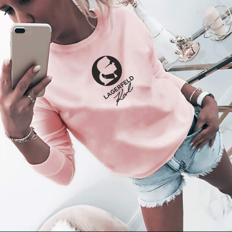 Дамска блуза Karl Lagerfeld dtg https://satmoda.com/products/дамска-блуза-karl-lagerfeld Модерна дамска блуза с надпис. Блуза с обло деколте и свободна кройка. Материята на блузата е изключително мека и приятна.Осигурява максимален комфорт и топлина