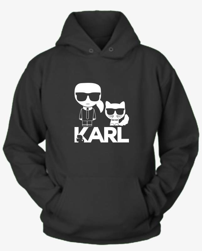 Дамски суичър Karl cat https://satmoda.com/products/дамски-суичър-karl-cat Ефектен дамски суичър с качулка с връзкиМатерията на блузата е изключително мека и приятна. Осигурява максимален комфорт и топлина през зимните дни100% Памук