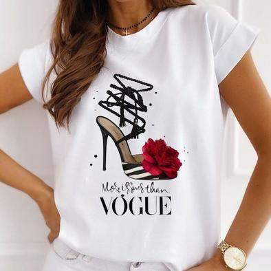 Дамска тениска Vogue heels https://satmoda.com/products/дамска-тениска-vogue-heels Дамска Тениска с обло деколте и свободна кройка. Материята на тениската е изключително мека и осигурява максимален комфорт през летните дни. Съчетава се добре с елегантно, спортно-елегантно и ежедневно облекло.Тениската е изработена от 100% памукПрепоръчителна температура за пране 30°