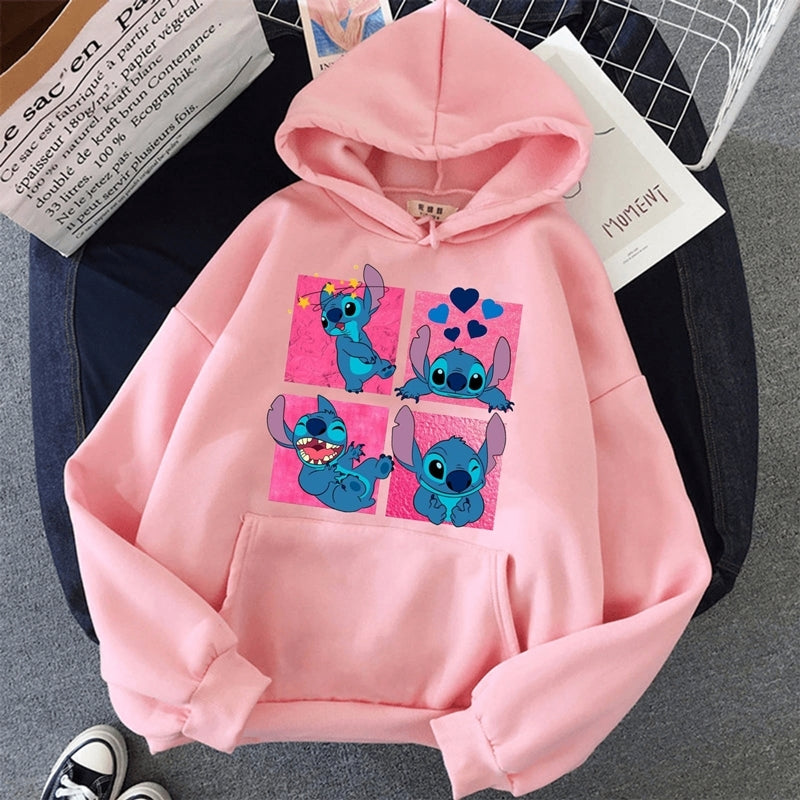 Дамски суичър Stitch Faces https://satmoda.com/products/дамски-суичър-stitch-faces Ефектен дамски суичър с качулка с връзки. Материята на блузата е изключително мека и приятна. Осигурява максимален комфорт и топлина през зимните дни.100% Памук