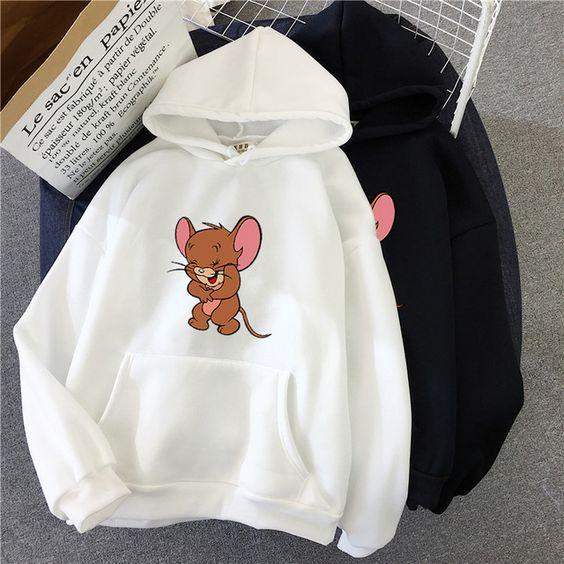 Дамски суичър Jerry laught https://satmoda.com/products/дамски-суичър-jerry-laught Ефектен дамски суичър с качулка с връзкиМатерията на блузата е изключително мека и приятна. Осигурява максимален комфорт и топлина през зимните дни100% Памук