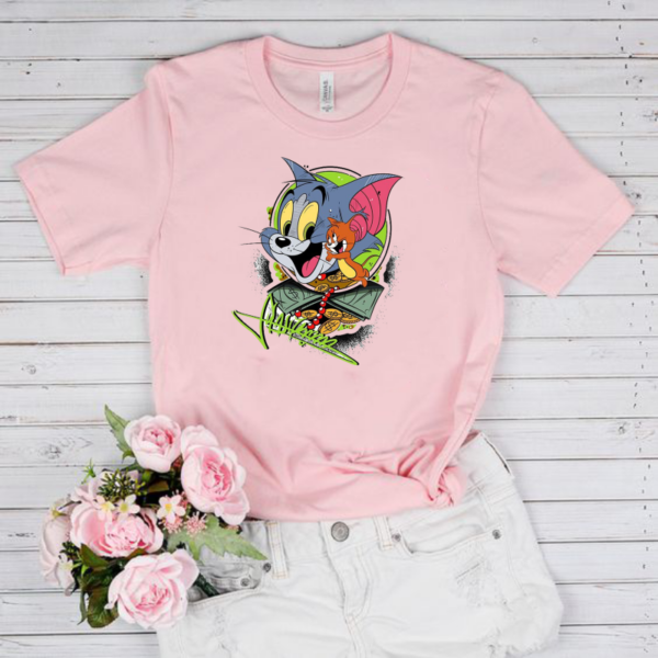 Дамска тениска Tom & Jerry https://satmoda.com/products/дамска-тениска-tom-jerry-лято-2022 Дамска тениска с обло деколте и свободна кройка. Тениската е изключително мека и осигурява максимален комфорт през летните дни.Тениската е изработена 100% памук