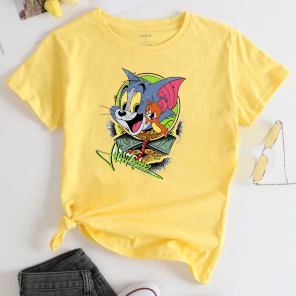 Дамска тениска Tom & Jerry https://satmoda.com/products/дамска-тениска-tom-jerry-лято-2022 Дамска тениска с обло деколте и свободна кройка. Тениската е изключително мека и осигурява максимален комфорт през летните дни.Тениската е изработена 100% памук