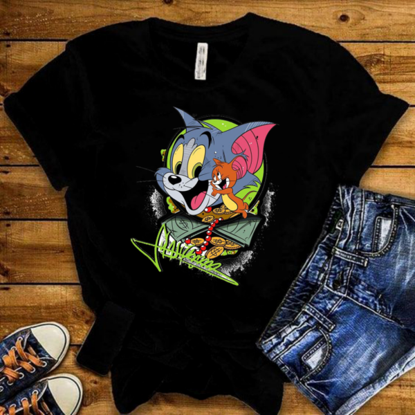 Дамска тениска Tom & Jerry https://satmoda.com/products/дамска-тениска-tom-jerry-лято-2022 Дамска тениска с обло деколте и свободна кройка. Тениската е изключително мека и осигурява максимален комфорт през летните дни.Тениската е изработена 100% памук