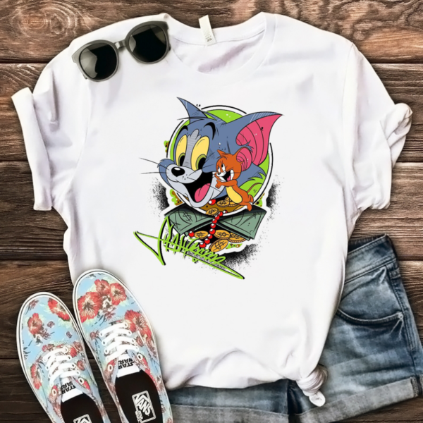 Дамска тениска Tom & Jerry https://satmoda.com/products/дамска-тениска-tom-jerry-лято-2022 Дамска тениска с обло деколте и свободна кройка. Тениската е изключително мека и осигурява максимален комфорт през летните дни.Тениската е изработена 100% памук