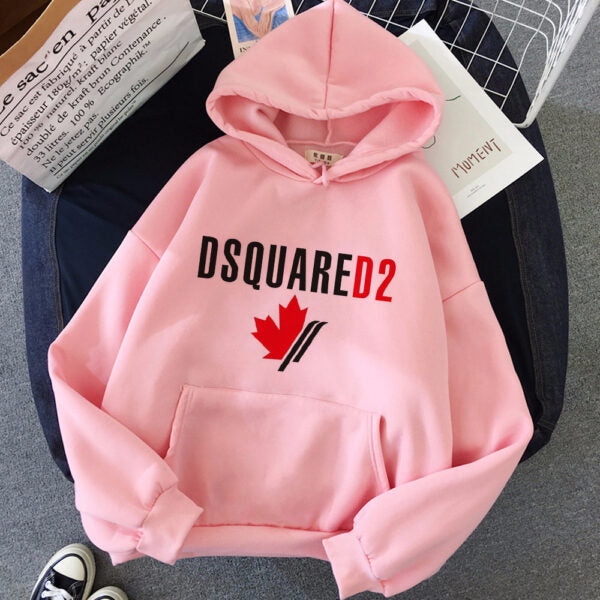 Дамски суичър Dsq *red https://satmoda.com/products/дамски-суичър-dsq-red Ефектен дамски суичър с качулка с връзки. Материята на блузата е изключително мека и приятна. Осигурява максимален комфорт и топлина през зимните дни. 100% Памук