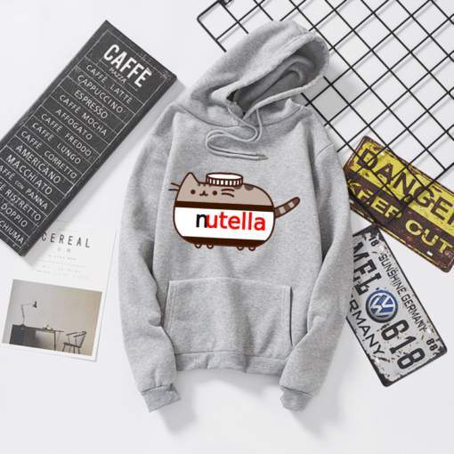 Дамски суичър Cat&Nutella https://satmoda.com/products/дамски-суичър-cat-nutella Ефектен дамски суичър с качулка с връзкиМатерията на блузата е изключително мека и приятна. Осигурява максимален комфорт и топлина през зимните дни100% Памук
