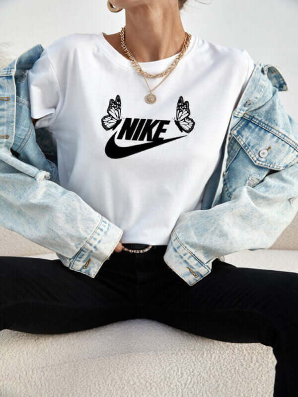 Дамска тениска Nike Butterfly https://satmoda.com/products/дамска-тениска-nike-butterfly-лято-2022 Дамска Тениска с обло деколте и свободна кройка.Материята на тениската е изключително мека и осигурява максимален комфорт през летните дни.Тениската е 100% памук