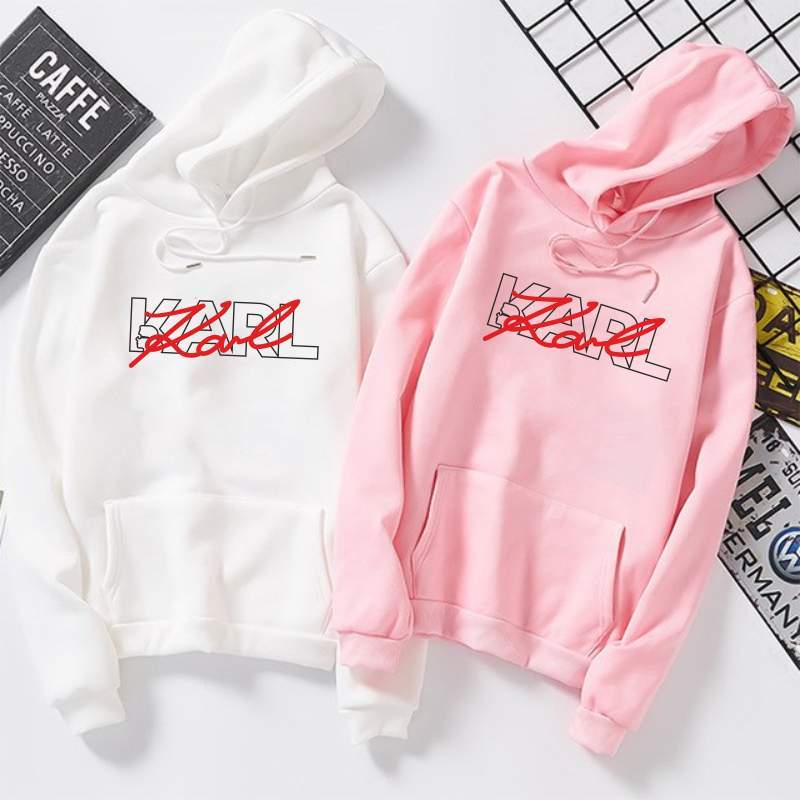 Дамски суичър Karl drawn https://satmoda.com/products/дамски-суичър-karl-drawn Ефектен дамски суичър с качулка с връзкиМатерията на блузата е изключително мека и приятна. Осигурява максимален комфорт и топлина през зимните дни100% Памук