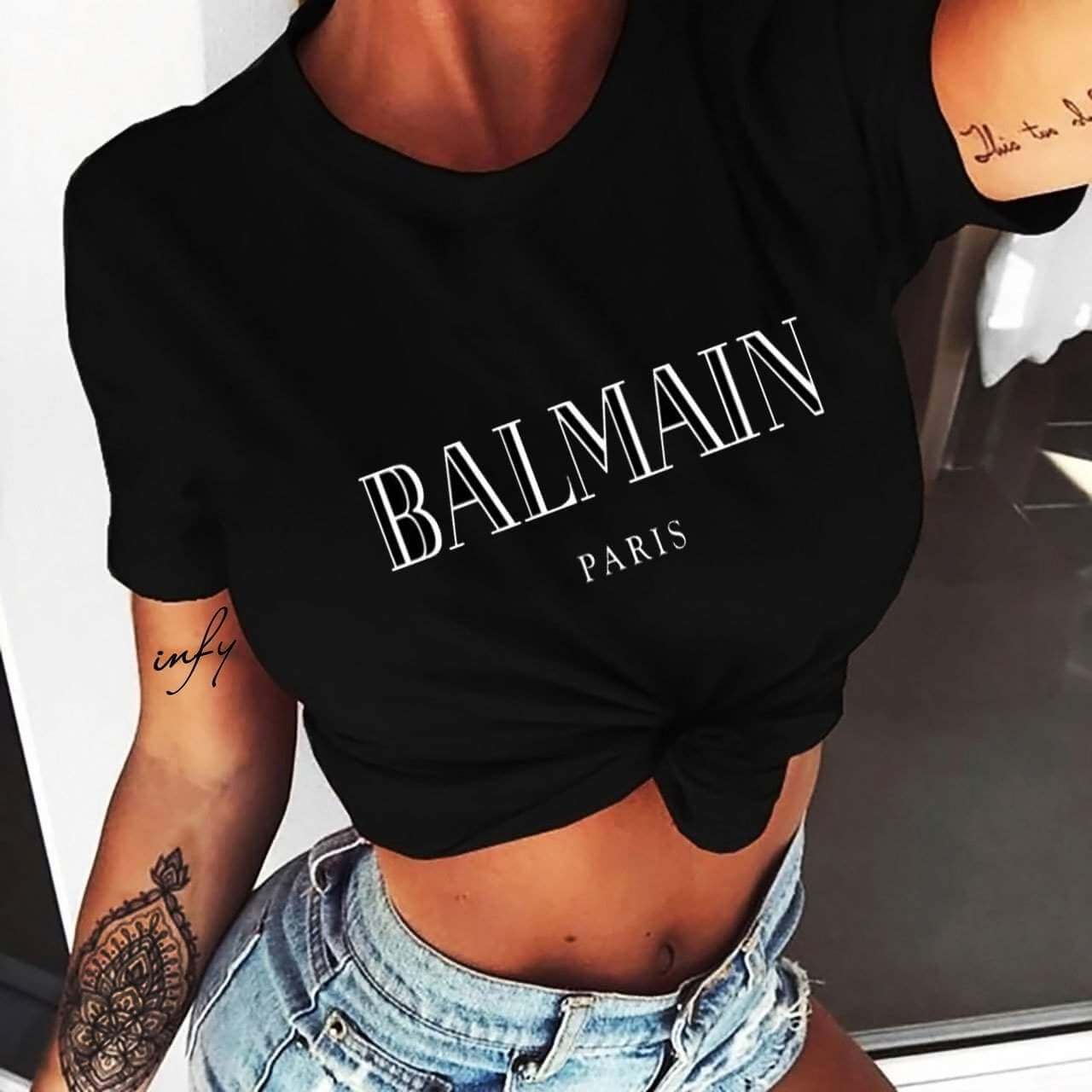 Дамска тениска Balmain DTG https://satmoda.com/products/дамска-тениска-balmain-модерна-дамска-тениска-с-надпис Дамска Тениска с обло деколте и свободна кройка.Материята на тениската е изключително мека и осигурява максимален комфорт през летните дни.Съчетава се добре с елегантно, спортно-елегантно и ежедневно облекло.Тениската е изработена от 100% памук