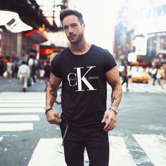 Мъжка тениска CK Jeans https://satmoda.com/products/Мъжка-тениска-ck-jeans Мъжка тениска с обло деколте и свободна кройка. Материята на тениската е изключително мека и осигурява максимален комфорт през летните дни. Съчетава се добре с елегантно, спортно-елегантно и ежедневно облекло.Тениската е изработена от 100% памукПрепоръчителна температура за пране 30°