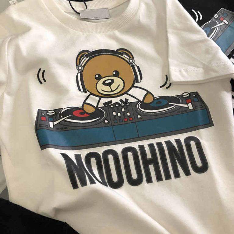 Дамска тениска Moohino bear dtg https://satmoda.com/products/дамска-тениска-moohino-bear-лято-2022 Дамска тениска с обло деколте и свободна кройка. Тениската е изключително мека и осигурява максимален комфорт през летните дни.Тениската е изработена 100% памук