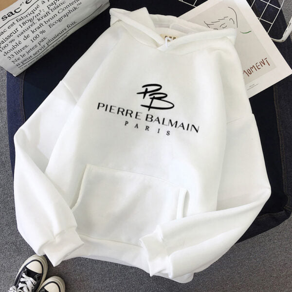 Дамски суичър Pierre Balmain https://satmoda.com/products/дамски-суичър-с-качулка-pierre-balmain Ефектен дамски суичър с качулка с връзки. Материята на блузата е изключително мека и приятна. Осигурява максимален комфорт и топлина през зимните дни. 100% Памук