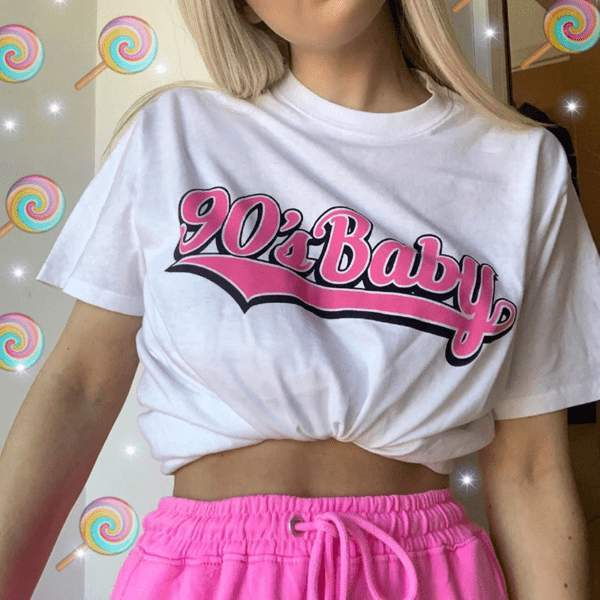 Дамска тениска 90`s Baby https://satmoda.com/products/дамска-тениска-90-s-baby Дамска Тениска с обло деколте и свободна кройка.Материята на тениската е изключително мека и осигурява максимален комфорт през летните дни.Съчетава се добре с елегантно, спортно-елегантно и ежедневно облекло.