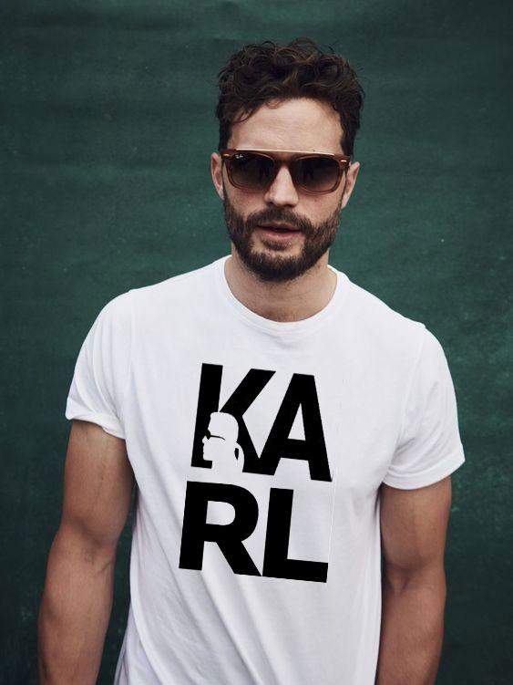 Мъжка тениска Karl head https://satmoda.com/products/мъжка-тениска-karl-head Модерна мъжка тениска с обло деколте и свободна кройка. Материята на тениската е изключително мека и осигурява максимален комфорт през летните дни. Съчетава се добре както с дънки, така и със спортен екип.Материя: 100% памукПрепоръчителна температура за пране 30°.