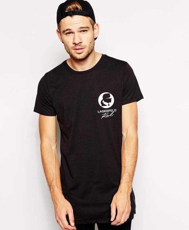 Мъжка тениска Karl,Karl https://satmoda.com/products/мъжка-тениска-karl-karl Мъжка тениска с обло деколте и свободна кройка. Материята на тениската е изключително мека и осигурява максимален комфорт през летните дни. Съчетава се добре с елегантно, спортно-елегантно и ежедневно облекло.Тениската е изработена от 100% памукПрепоръчителна температура за пране 30°