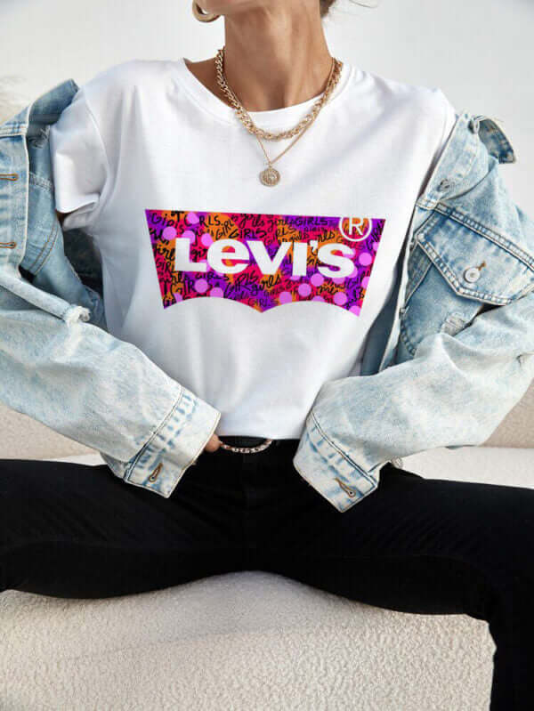 Дамска тениска Levis in purple https://satmoda.com/products/дамска-тениска-levis-in-purple-лято-2022 Дамска Тениска с обло деколте и свободна кройка.Материята на тениската е изключително мека и осигурява максимален комфорт през летните дни.Тениската е 100% памук