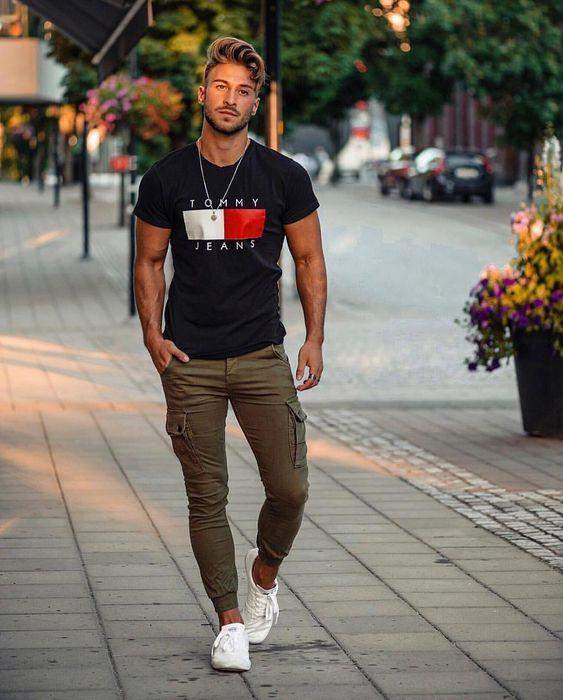 Мъжка тениска TOMMY JEANSDTG https://satmoda.com/products/Мъжка-тениска-tommy-jeansdtg Мъжка тениска с обло деколте и свободна кройка. Материята на тениската е изключително мека и осигурява максимален комфорт през летните дни. Съчетава се добре с елегантно, спортно-елегантно и ежедневно облекло.Тениската е изработена от 100% памукПрепоръчителна температура за пране 30°