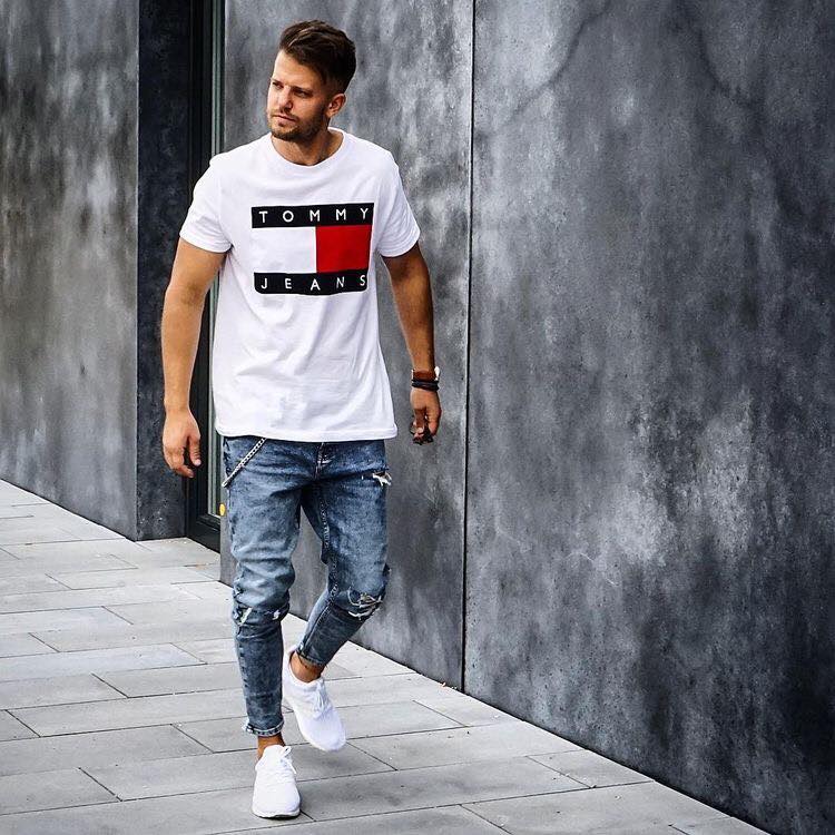 Мъжка тениска TOMMY JEANSDTG https://satmoda.com/products/Мъжка-тениска-tommy-jeansdtg Мъжка тениска с обло деколте и свободна кройка. Материята на тениската е изключително мека и осигурява максимален комфорт през летните дни. Съчетава се добре с елегантно, спортно-елегантно и ежедневно облекло.Тениската е изработена от 100% памукПрепоръчителна температура за пране 30°