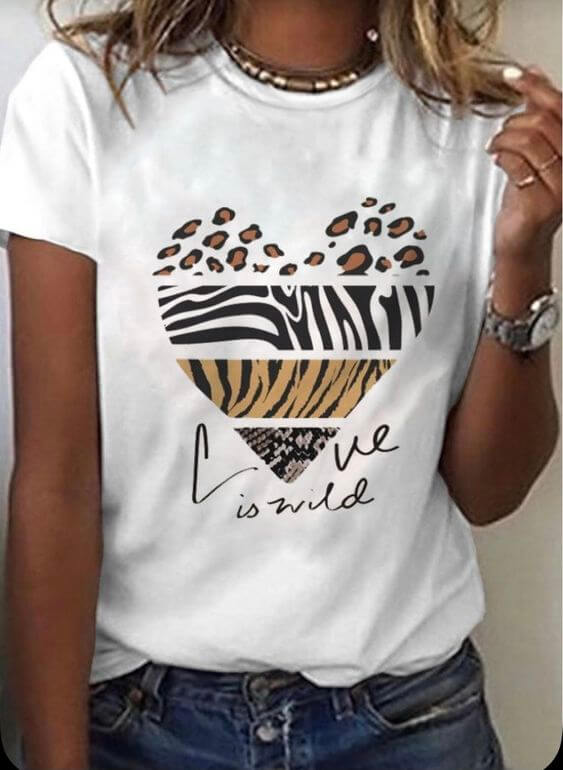 Дамска тениска Love is Wild https://satmoda.com/products/дамска-тениска-love-is-wild Ефектна дамска тениска с обло деколте и свободна кройка.Осигурява максимален комфорт през летните дни.Материя: 100% памук.Препоръчителна температура за пране 30°
