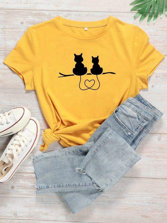 Дамска тениска Cat`s love DTG https://satmoda.com/products/дамска-тениска-cat-s-love-dtg Дамска Тениска с обло деколте и свободна кройка.Материята на тениската е изключително мека и осигурява максимален комфорт през летните дни.Съчетава се добре с елегантно, спортно-елегантно и ежедневно облекло.Тениската е изработена от 100% памук