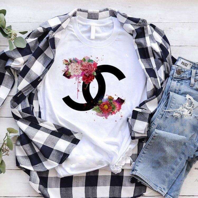Дамска тениска Chanel flowers DTG https://satmoda.com/products/дамска-тениска-chanel-flowers-dtg Дамска Тениска с обло деколте и свободна кройка.Материята на тениската е изключително мека и осигурява максимален комфорт през летните дни.Съчетава се добре с елегантно, спортно-елегантно и ежедневно облекло.Тениската е изработена от 100% памук