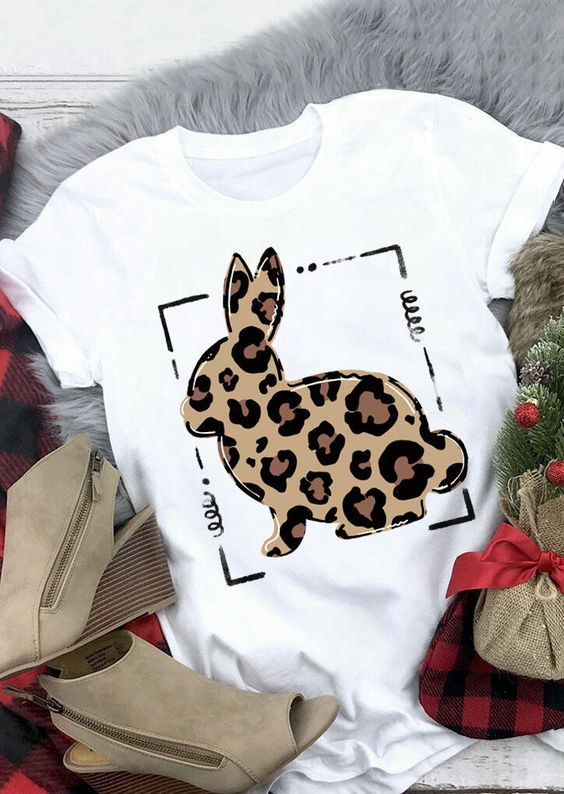 Дамска тениска Leopard Bunny https://satmoda.com/products/дамска-тениска-leopard-bunny Ефектна дамска тениска с обло деколте и свободна кройка.Осигурява максимален комфорт през летните дни.Материя: 100% памук.Препоръчителна температура за пране 30°