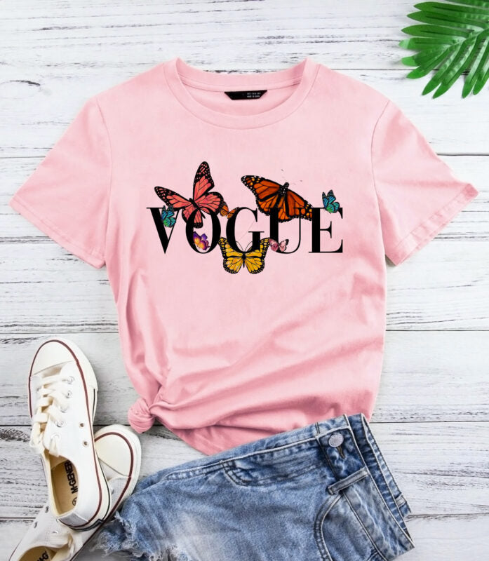 Дамска тениска Vogue butterflies https://satmoda.com/products/дамска-тениска-vogue-butterflies-лято-2022 Дамска тениска с обло деколте и свободна кройка. Тениската е изключително мека и осигурява максимален комфорт през летните дни.Тениската е изработена 100% памук