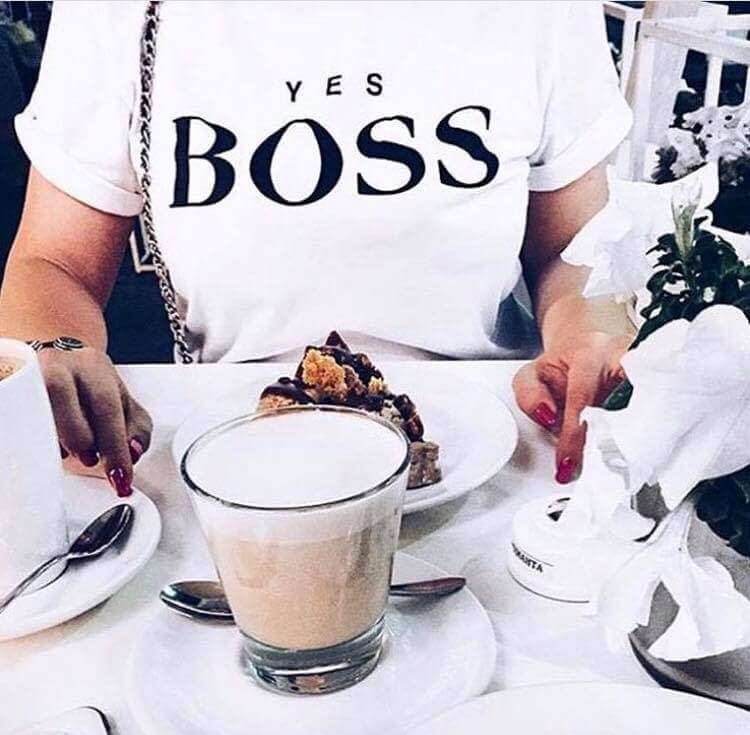 Дамска тениска Yes Boss бяла — свободна кройка | SatModa