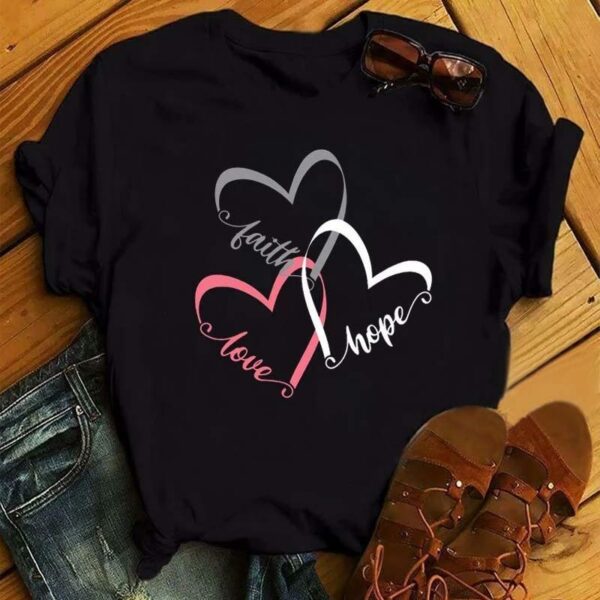 Дамска тениска Love Hope Faith https://satmoda.com/products/дамска-тениска-love-hope-faith-лято-2022 Дамска тениска с обло деколте и свободна кройка. Тениската е изключително мека и осигурява максимален комфорт през летните дни.Тениската е изработена 100% памук