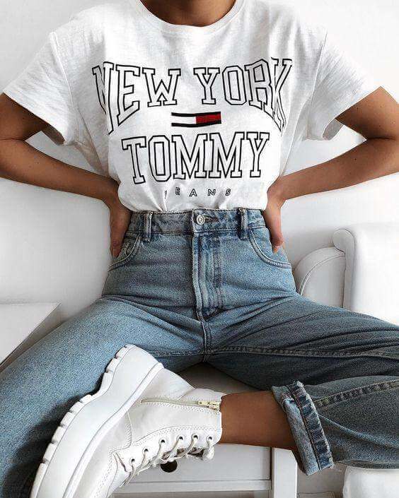 Дамска тениска NY Tommy https://satmoda.com/products/дамска-тениска-ny-tommy Дамска Тениска с обло деколте и свободна кройка.Материята на тениската е изключително мека и осигурява максимален комфорт през летните дни.Съчетава се добре с елегантно, спортно-елегантно и ежедневно облекло.Тениската е изработена от 100% памукПрепоръчителна температура за пране 30°