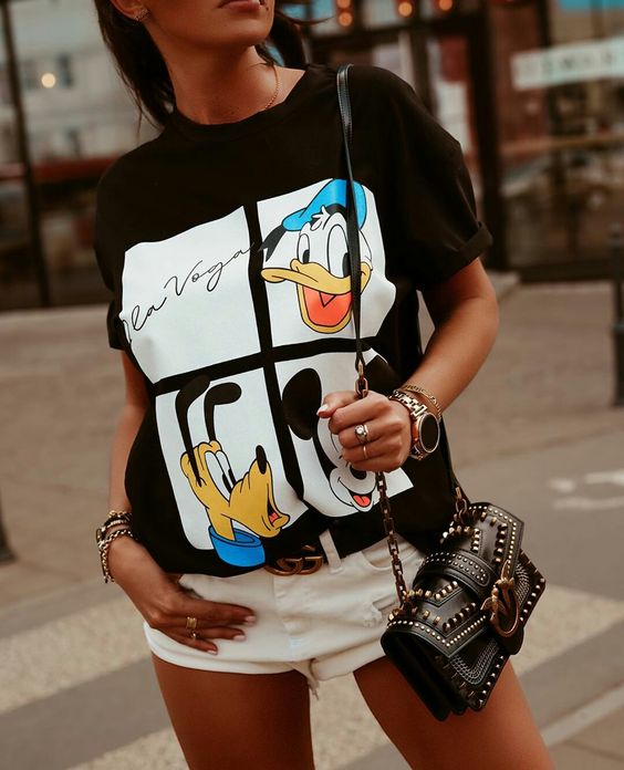 Дамска тениска Mickey&friends https://satmoda.com/products/дамска-тениска-mickey-friends-лято-2022 Дамска Тениска с обло деколте и свободна кройка. Материята на тениската е изключително мека и осигурява максимален комфорт. Тениската е изработена от 100% памук