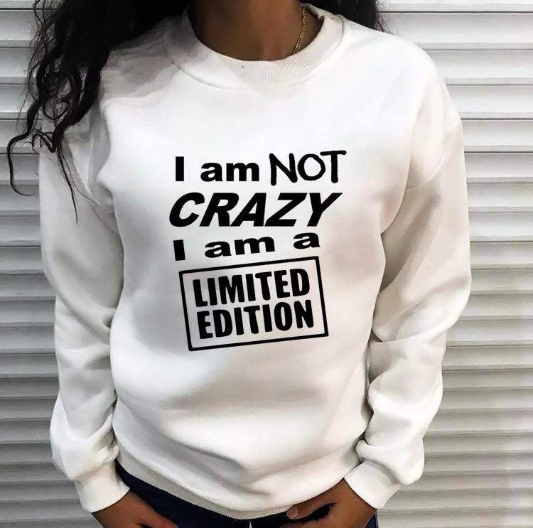 Дамска блуза I`m limited edition https://satmoda.com/products/дамска-блуза-im-limited-edition Модерна дамска блуза с надписБлуза с обло деколте и свободна кройка. Материята на блузата е изключително мека и приятна. Осигурява максимален комфорт и топлина през зимните дни.100% памук