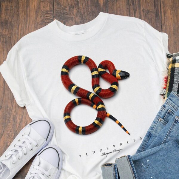 Дамска тениска Red snake https://satmoda.com/products/дамска-тениска-red-snake-лято-2022 Дамска тениска с обло деколте и свободна кройка. Тениската е изключително мека и осигурява максимален комфорт през летните дни.Тениската е изработена 100% памук