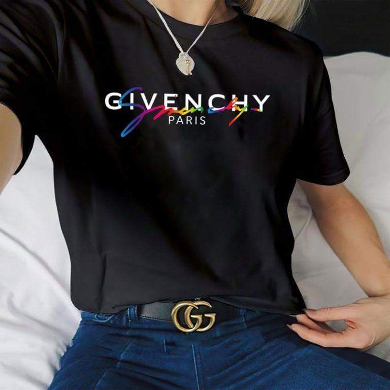 Дамска тениска Givenchy Paris https://satmoda.com/products/givenchy-paris модерна-дамска-тениска Ефектна дамска тениска с щампаМатерия: 100% памукСъчетава се добре както с дънки, така и със спортен екипПрепоръчителна температура за пране 30°
