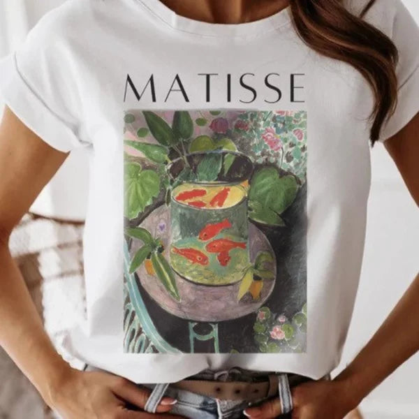 Дамска тениска Fishes art https://satmoda.com/products/дамска-тениска-fish-art-лято-2022 Дамска Тениска с обло деколте и свободна кройка.Материята на тениската е изключително мека и осигурява максимален комфорт през летните дни.Тениската е 100% памук