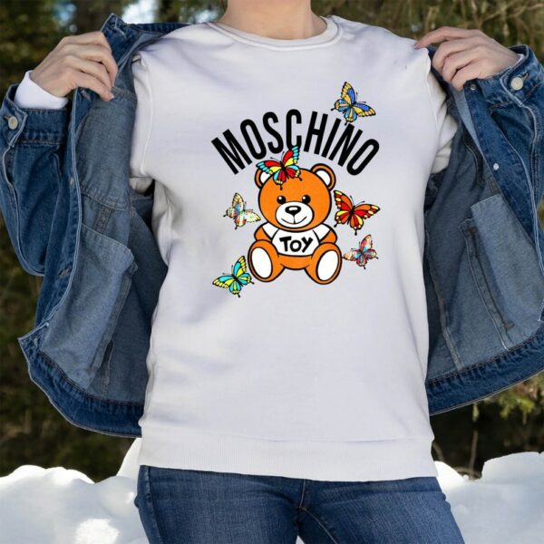 Дамска тениска Moschino butterfly https://satmoda.com/products/дамска-тениска-moschino-butterfly-лято-2022 Дамска Тениска с обло деколте и свободна кройка. Материята на тениската е изключително мека и осигурява максимален комфорт. Тениската е изработена от 100% памук