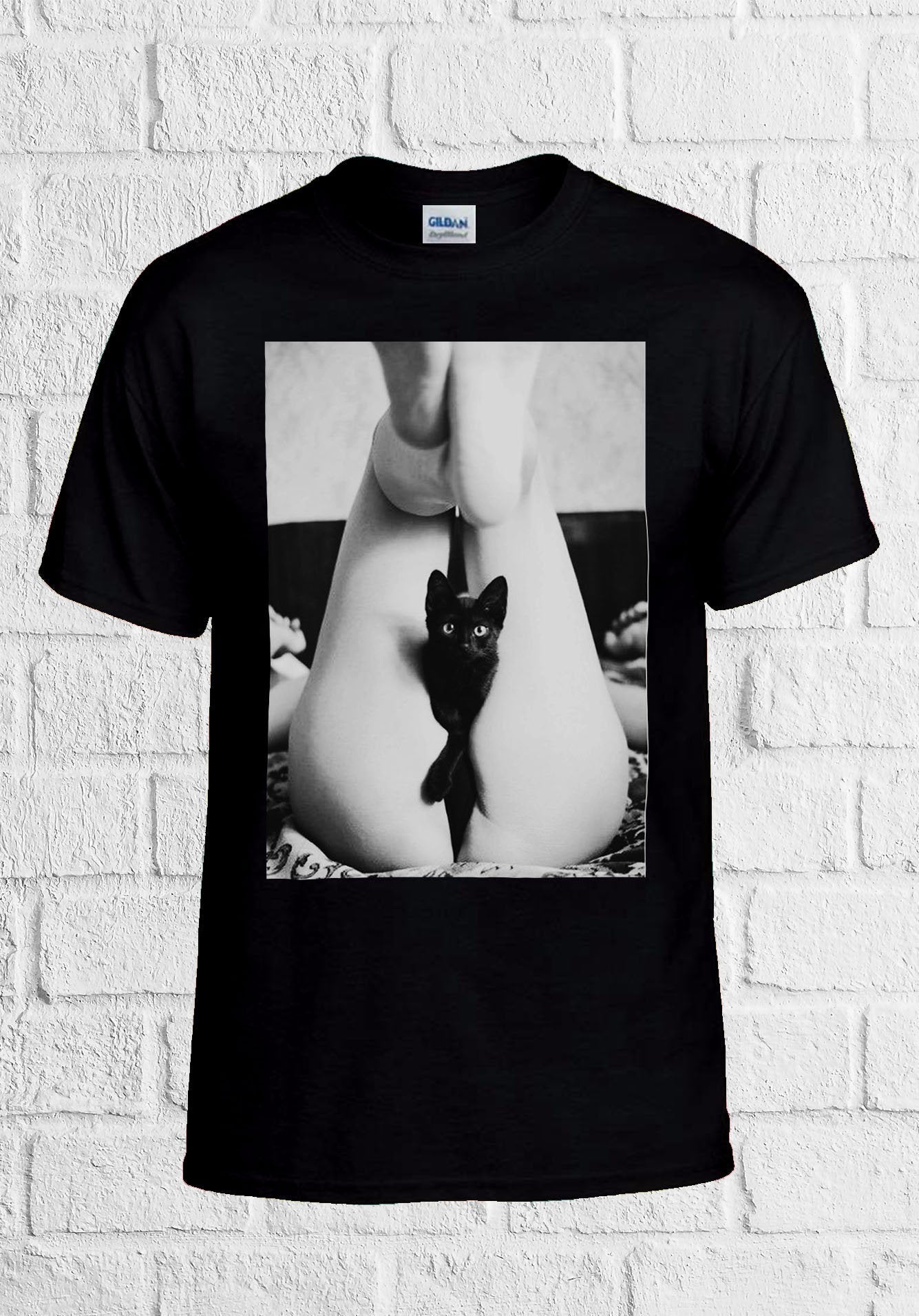 Мъжка тениска black cat DTG https://satmoda.com/products/мъжка-тениска-black-cat-ефектна-мъжка-тениска-с-щампа-100-памук Мъжка тениска с обло деколте и свободна кройка.Материята на тениската е изключително мека и осигурява максимален комфорт през летните дни.Съчетава се добре с елегантно, спортно-елегантно и ежедневно облекло.Тениската е изработена от 100% памук